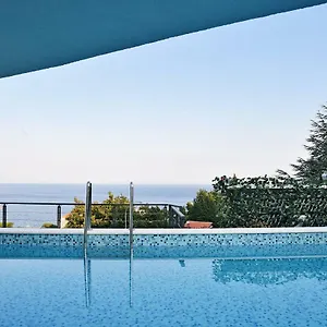 Appartement In Ziza, Rooftop Swimming Pool, Opatija